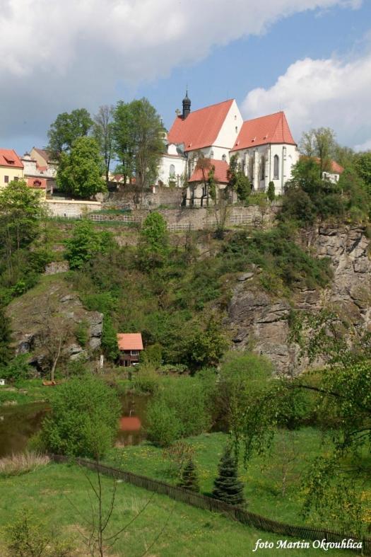 Domecek Ve Dvore Бехине Экстерьер фото